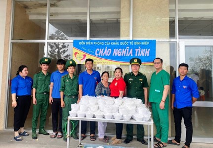 Đời sống người dân vùng biên giới của 2 nước luôn được chính quyền địa phương, các đoàn thể quan tâm. Đời sống người dân vùng biên giới của 2 nước luôn được chính quyền địa phương, các đoàn thể quan tâm.